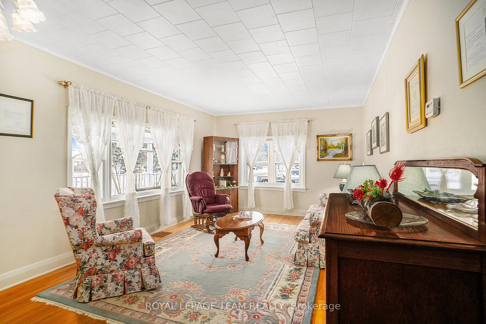 530 Cass Crescent photo 5