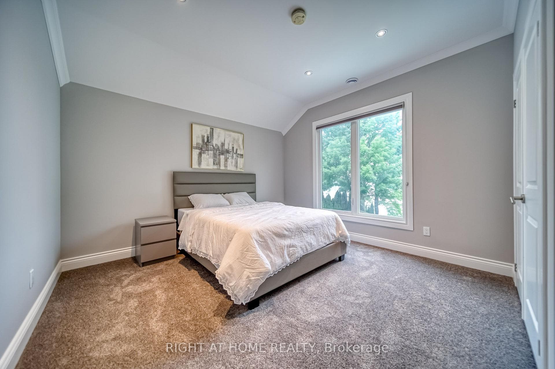 44 ROYAL HENLEY Boulevard photo 32