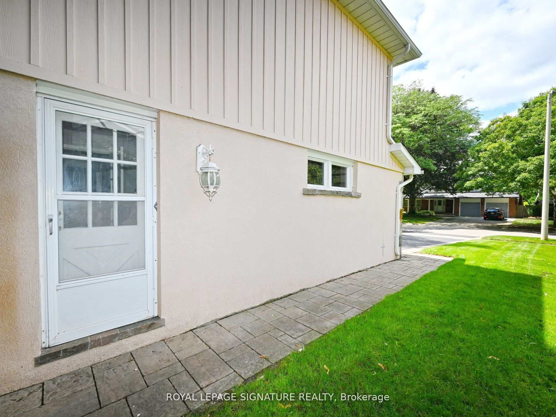 818 Edistel Crescent photo 40