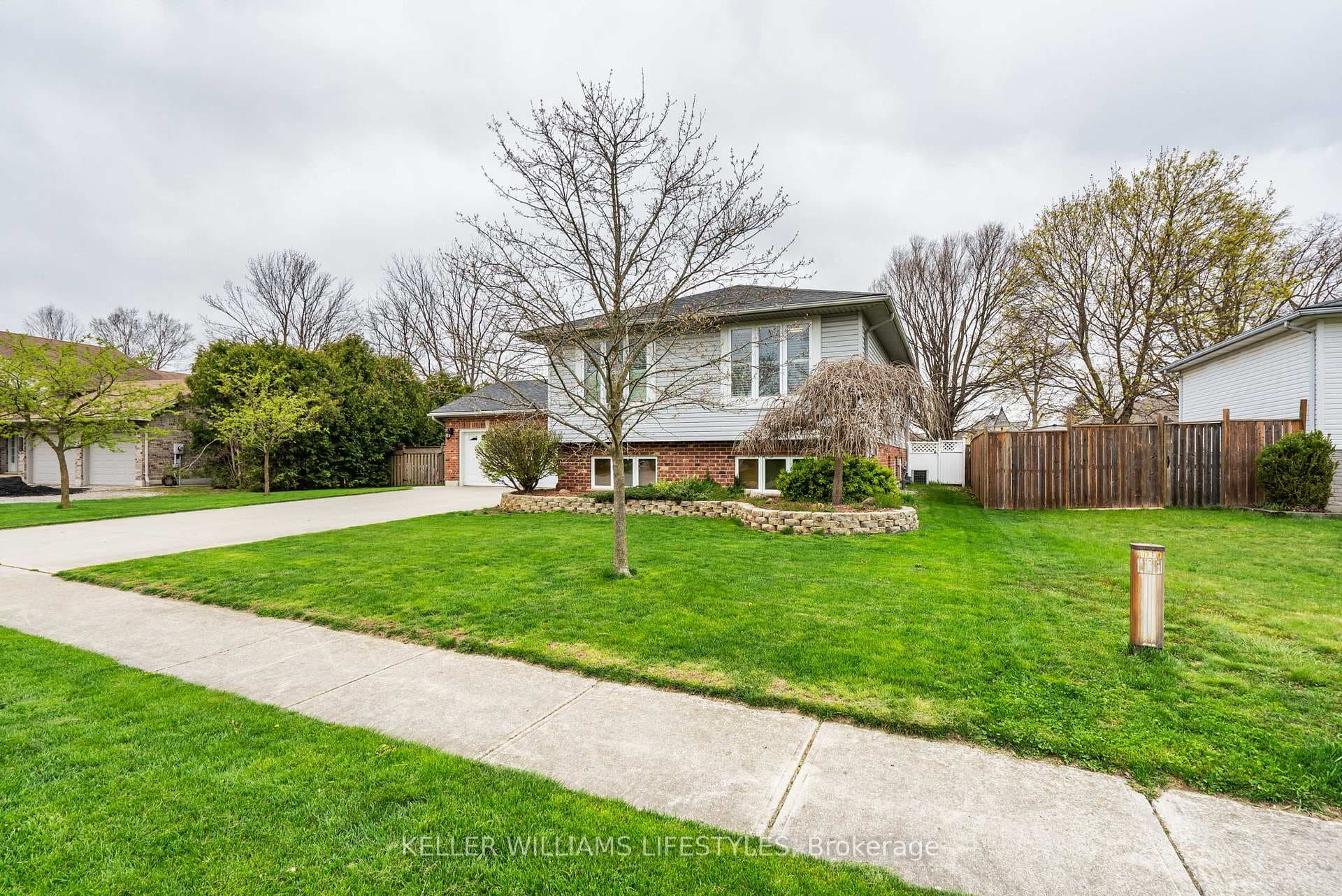 558 Helen Street photo 2