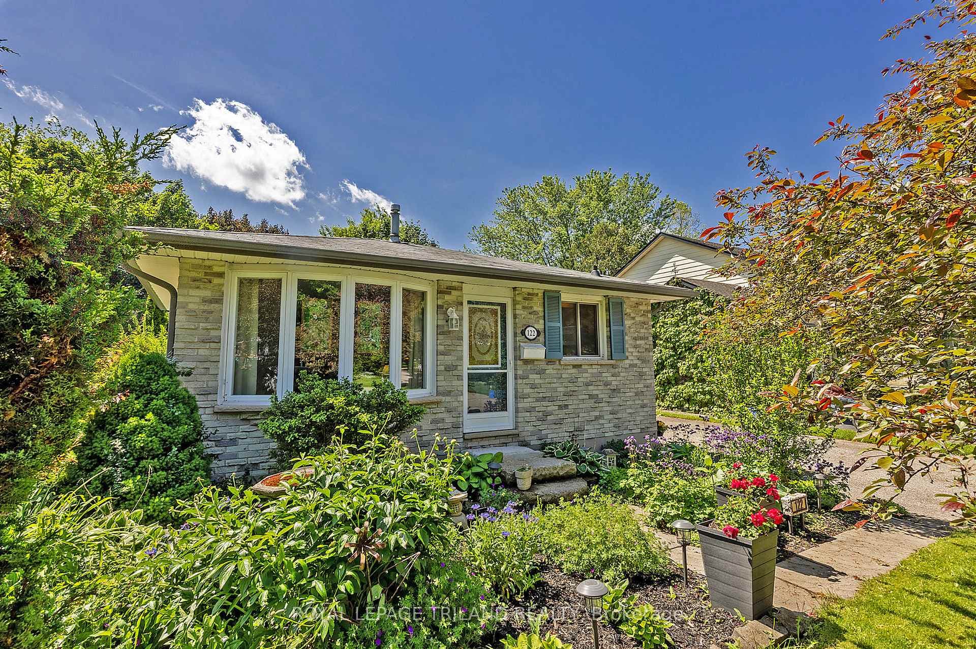 122 Inverary Crescent photo 3
