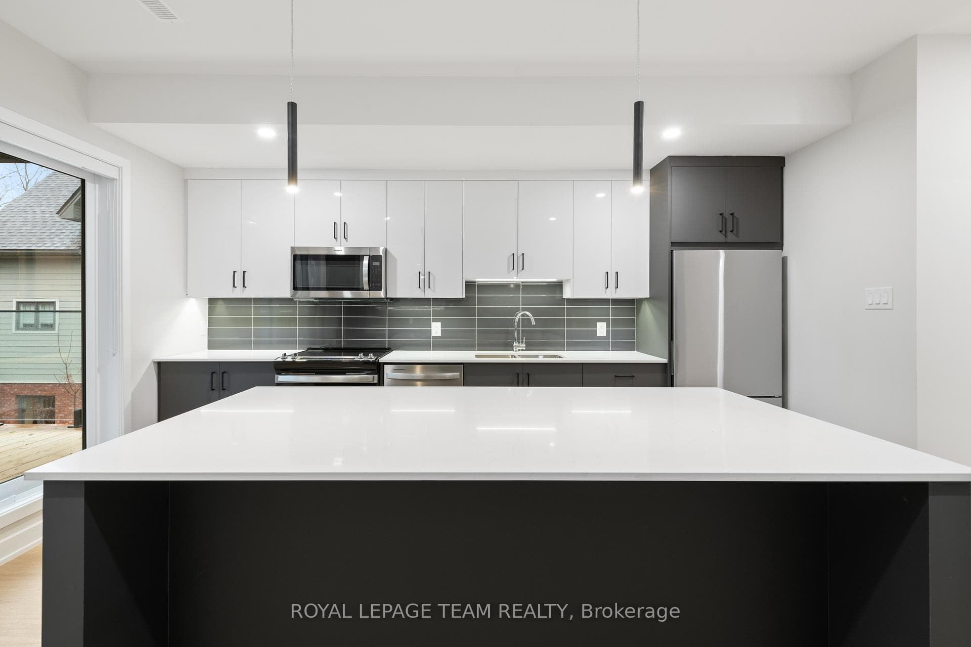 47 GROSVENOR Avenue Unit 3 photo 17