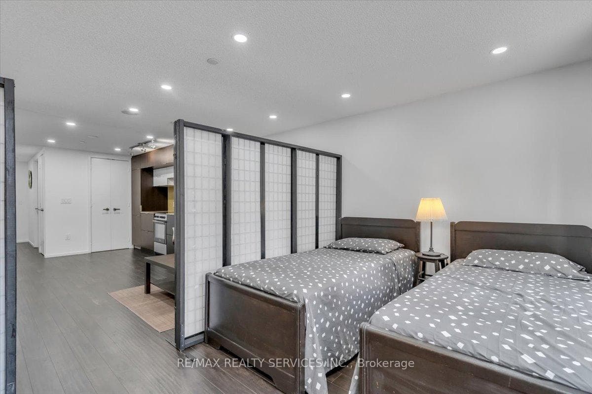 159 Dundas Street Unit 702 photo 16