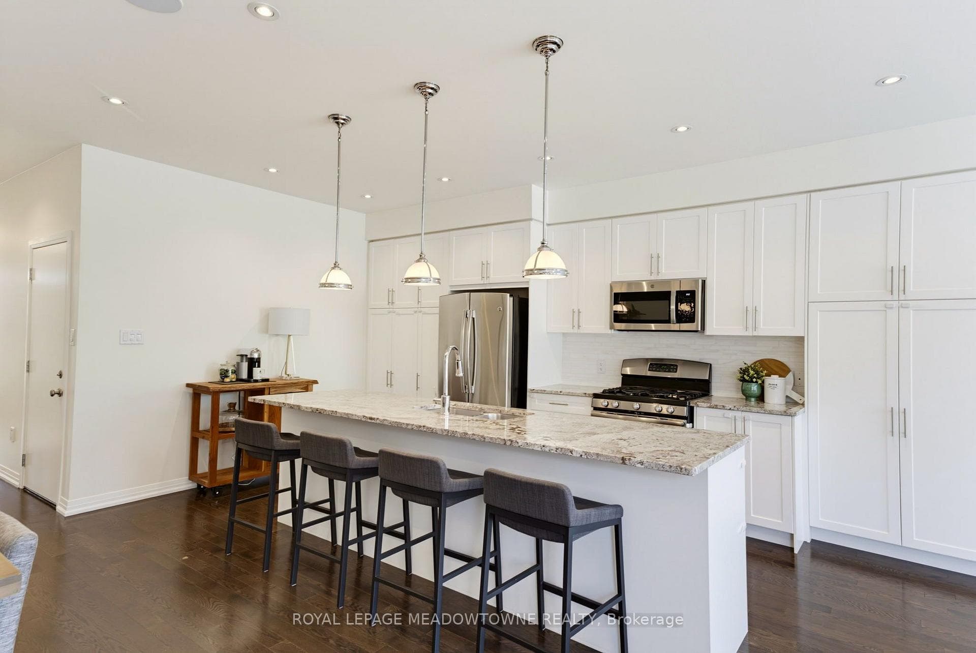779 Banks Crescent photo 13