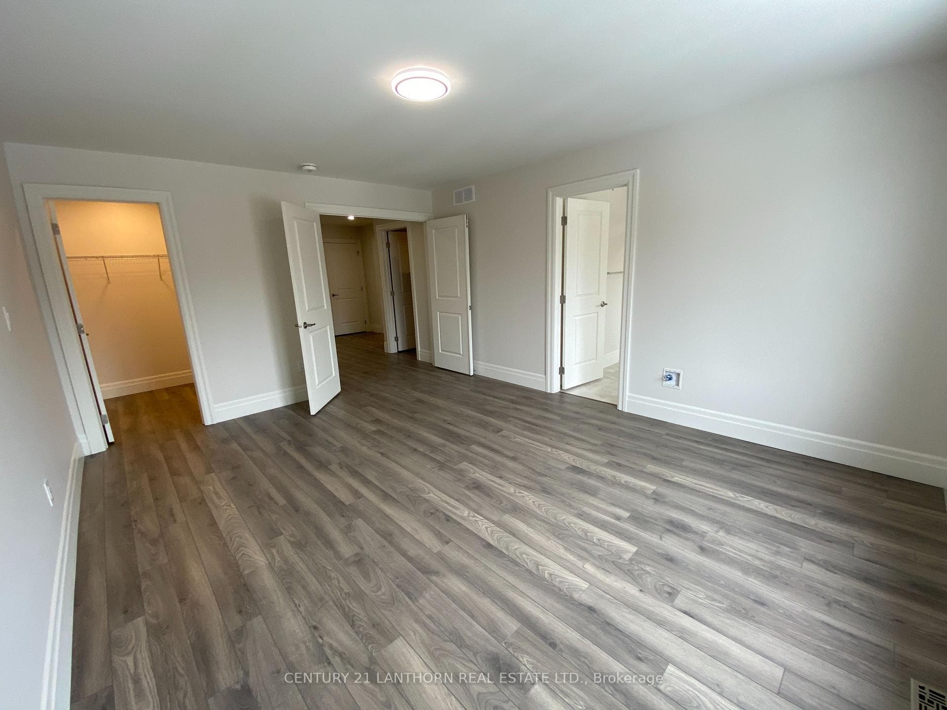 Primary bedroom with walk-in closet & ensuite