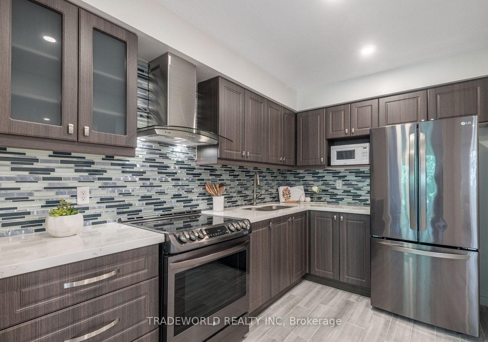 60 Camelot Way photo 9
