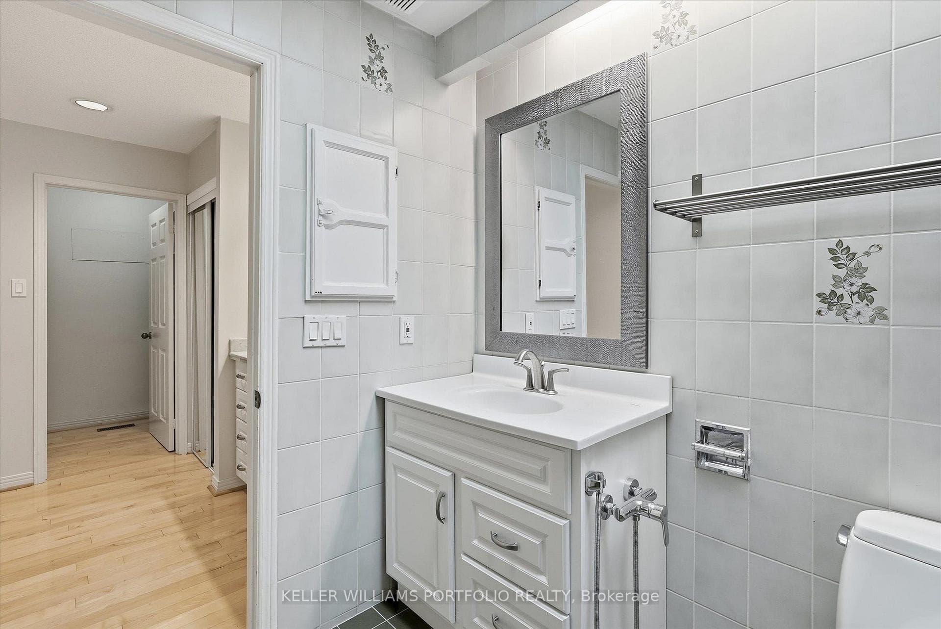 73 Jessica Gardens photo 33
