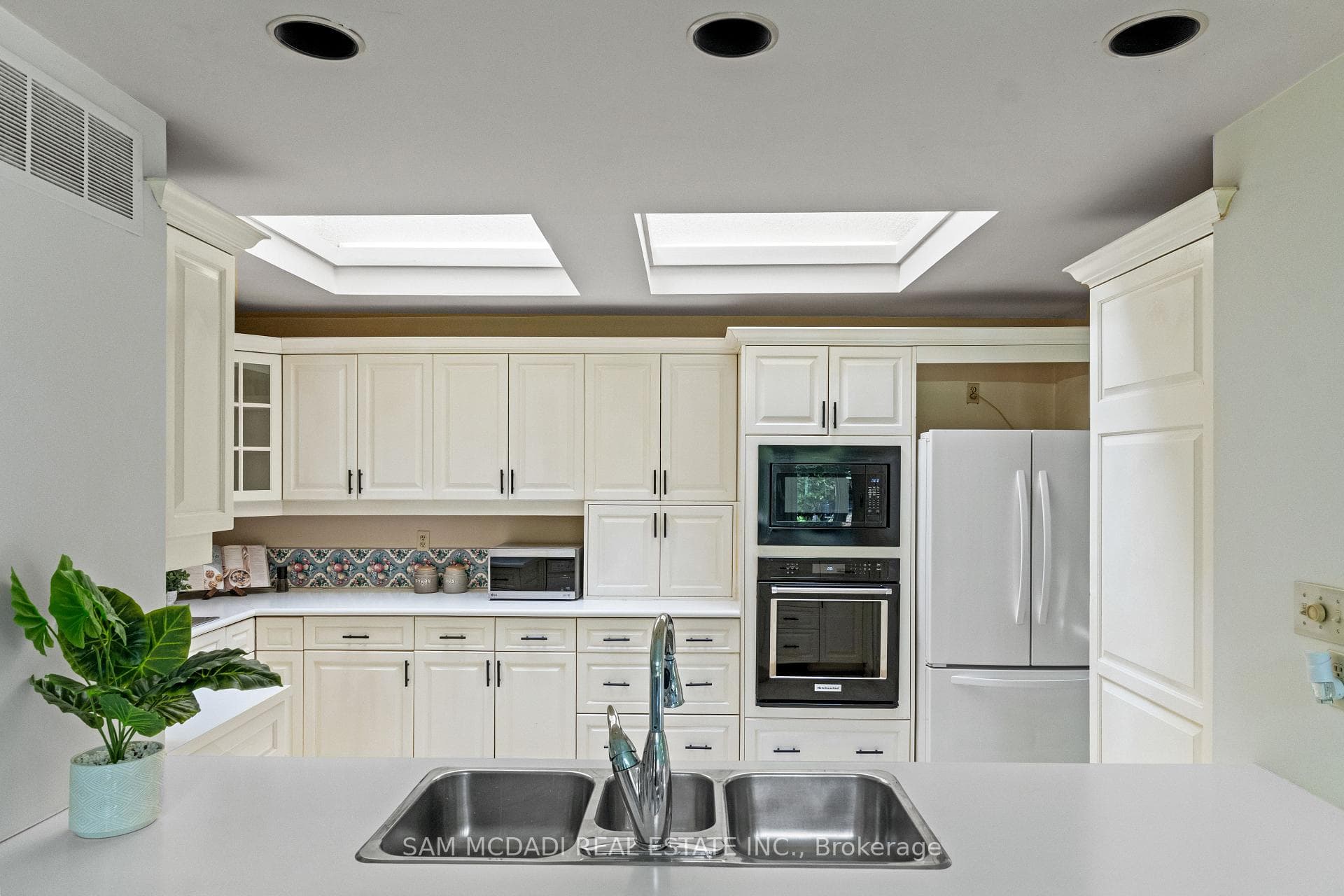 521 Vanessa Crescent photo 15