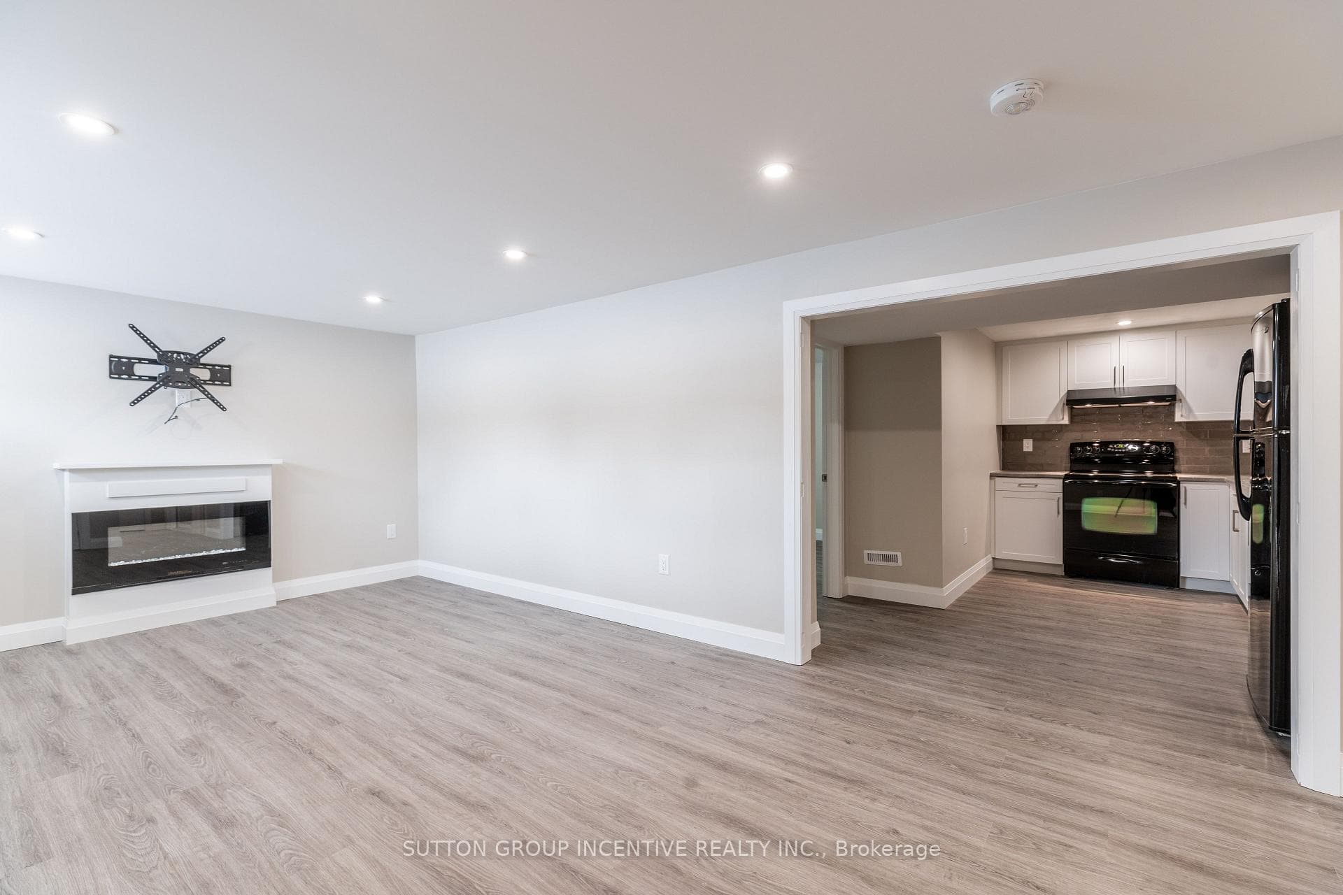 240 Wellington Street photo 11
