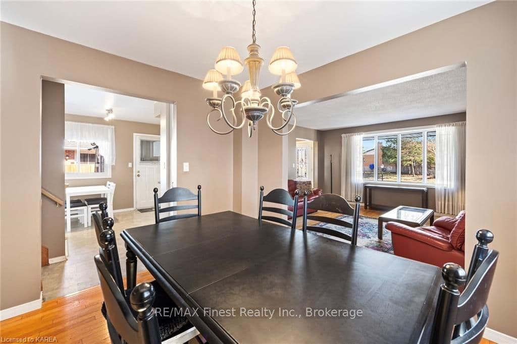 943 PEMBRIDGE Crescent photo 9
