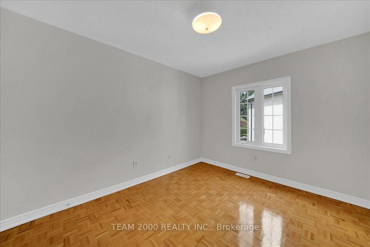 26 Crown Crescent photo 24