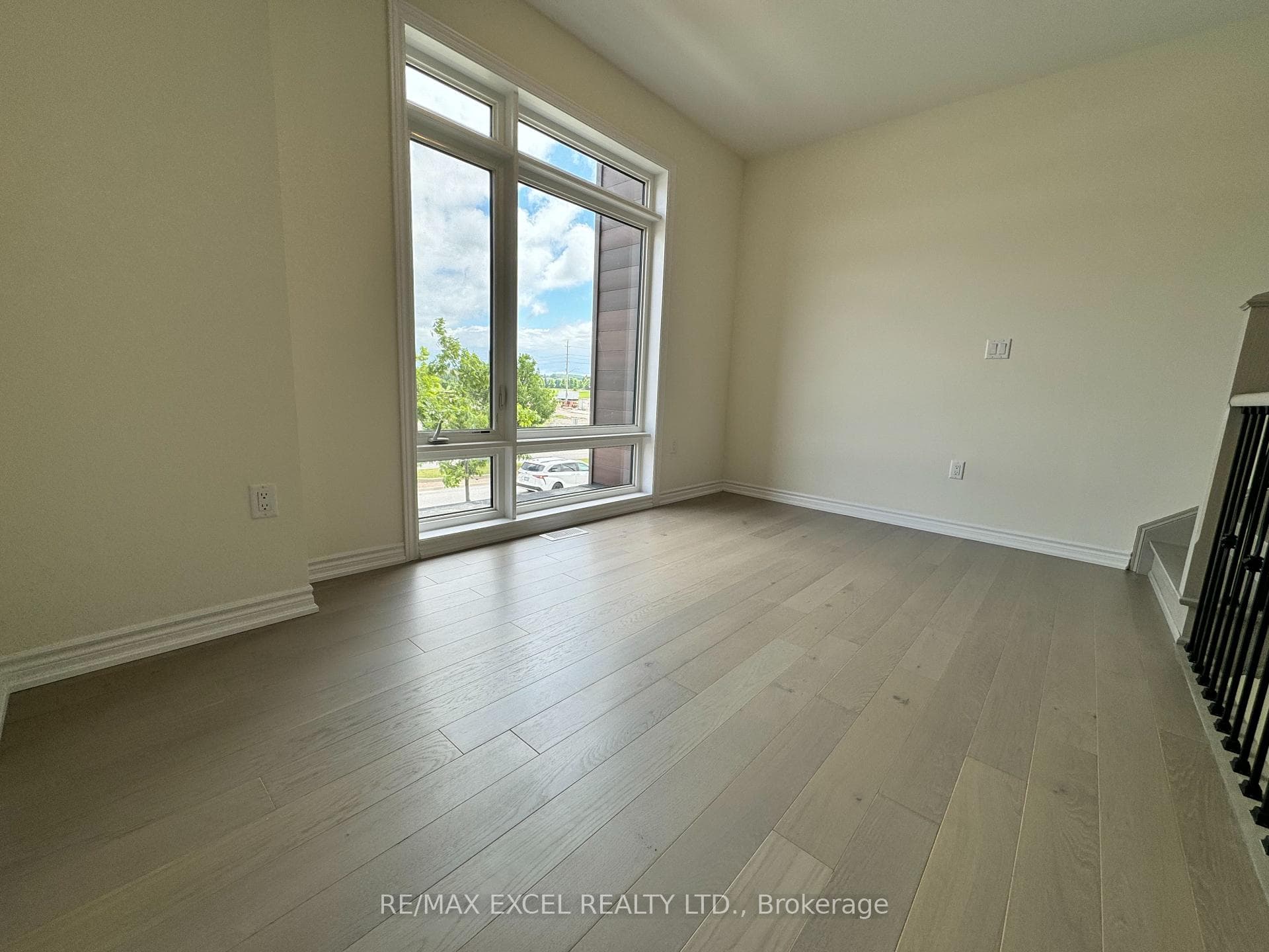 158 Blick Crescent photo 6