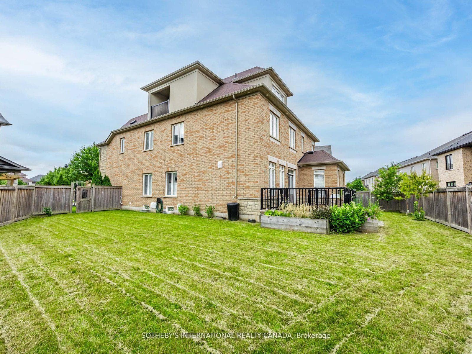 135 Hoey Crescent photo 37