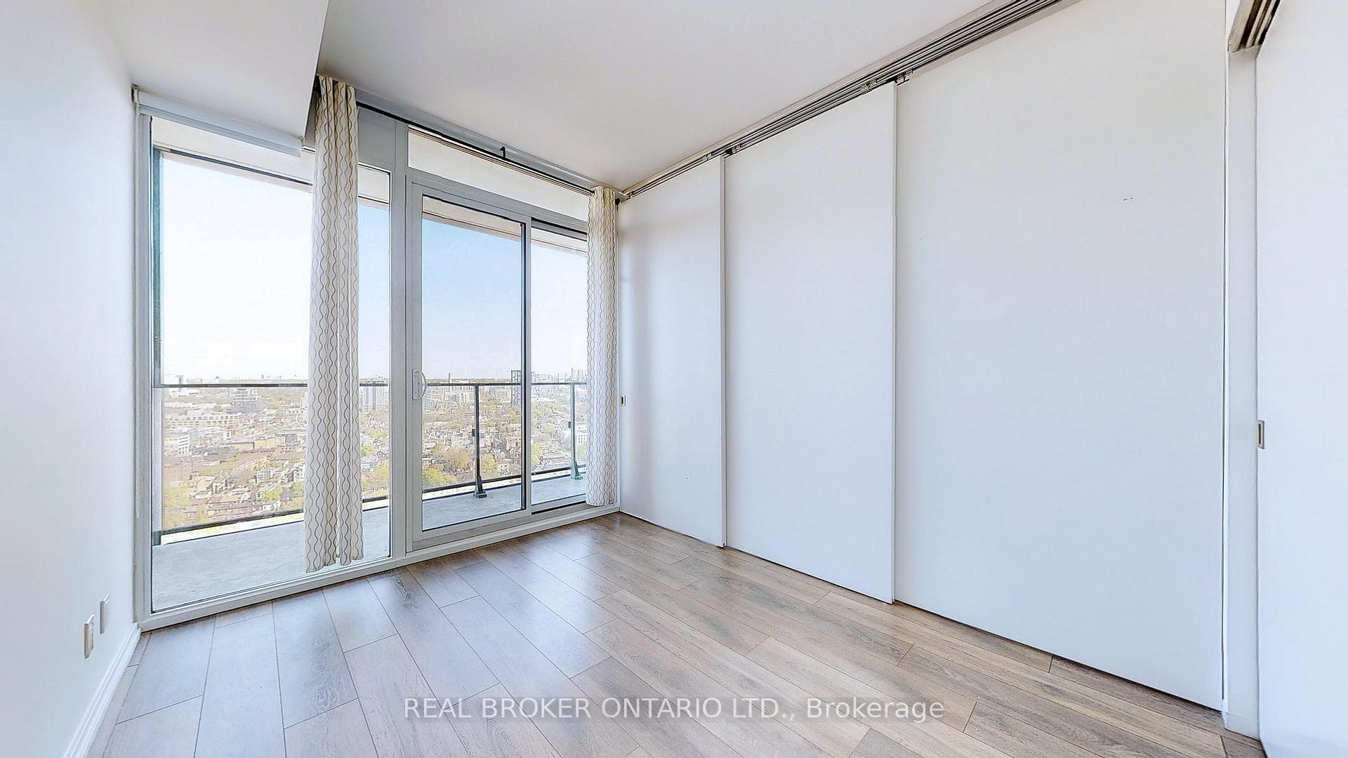 125 Peter Street Unit 2804 photo 10