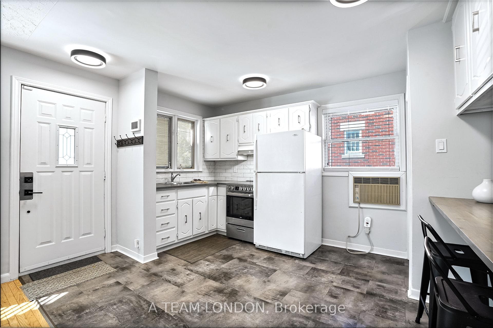 106 Thornton Avenue photo 9