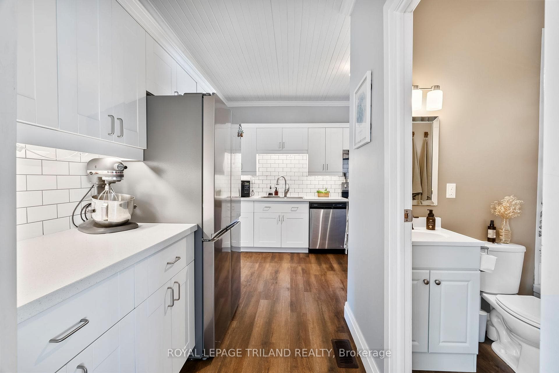 Hall to kitchen & 4-PC bathroom