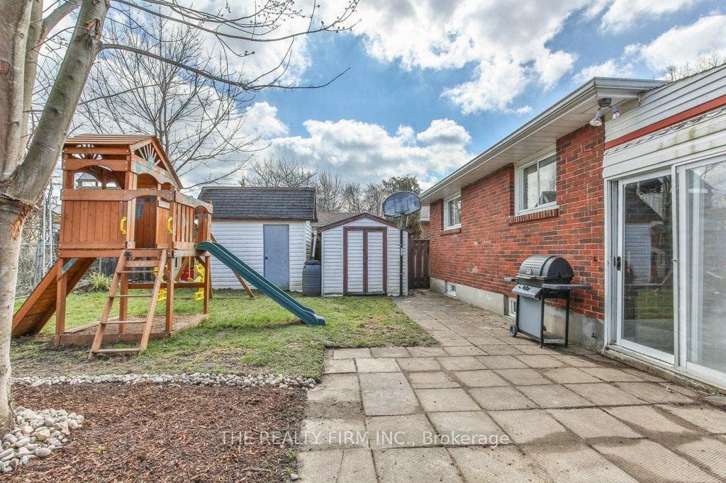 8 Barrett Crescent photo 35