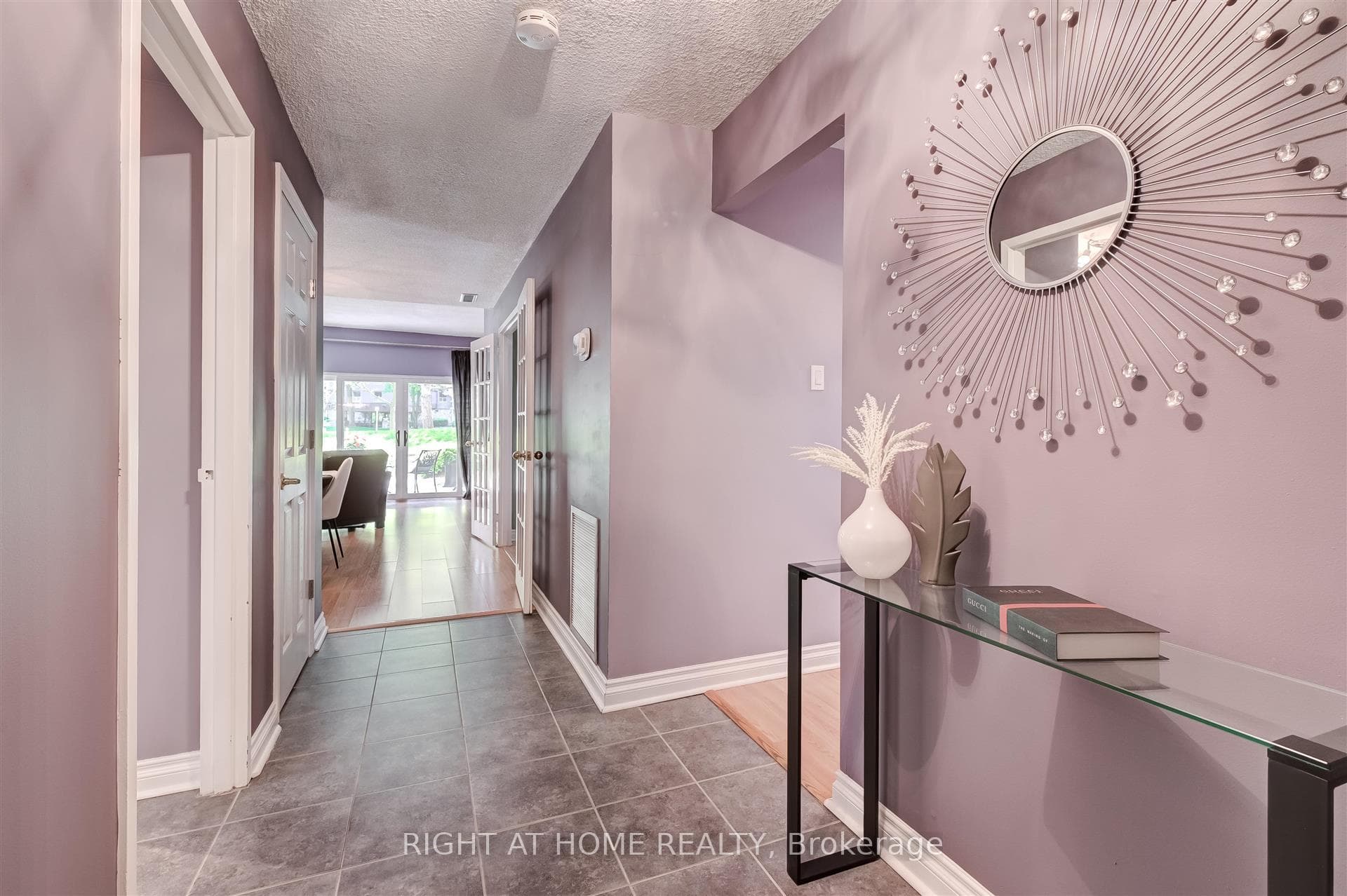 Suite entrance foyer