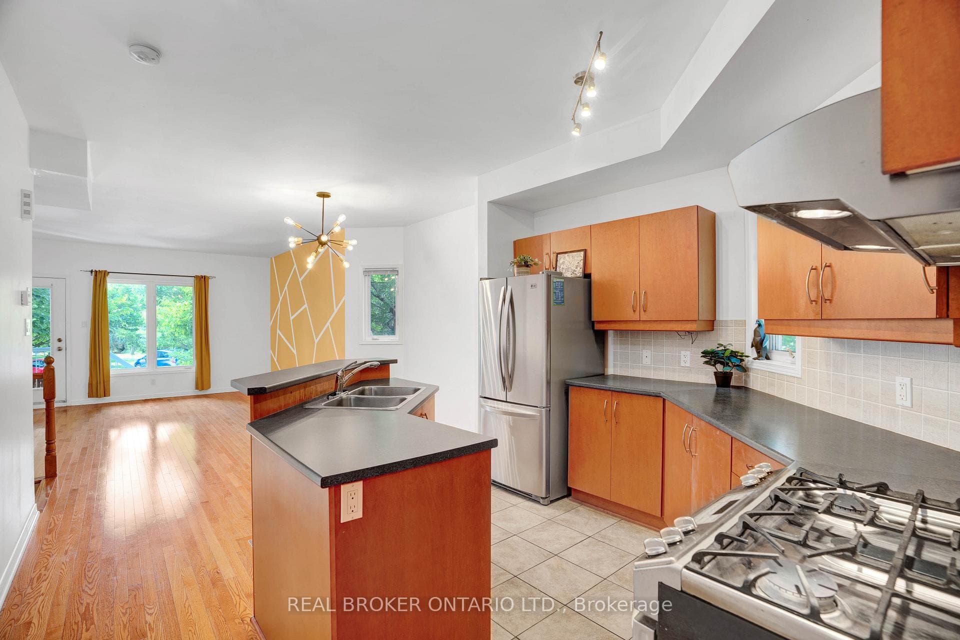 292 London Terrace photo 4