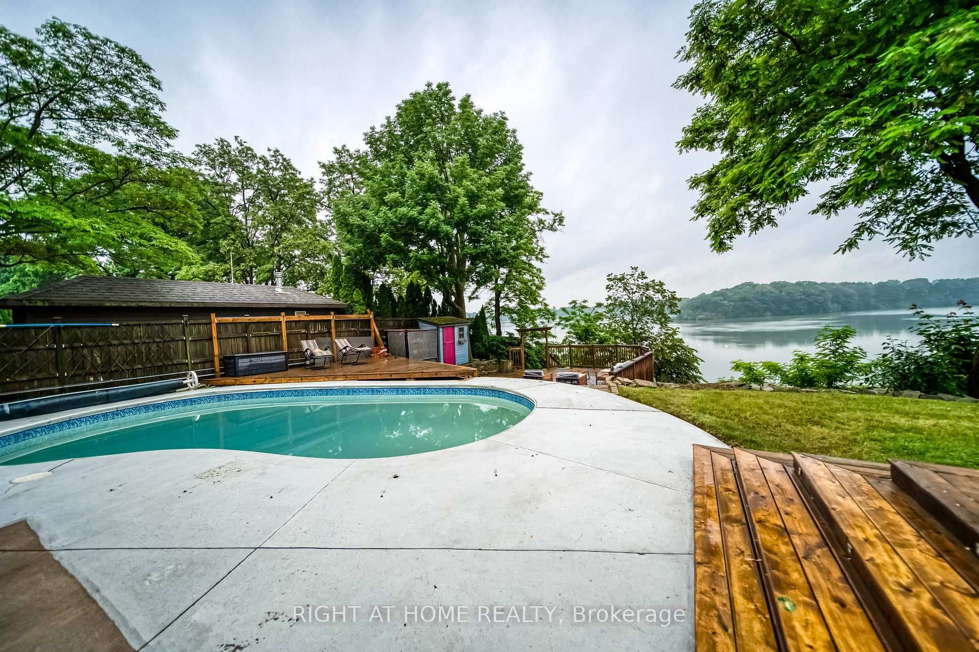 44 ROYAL HENLEY Boulevard photo 40