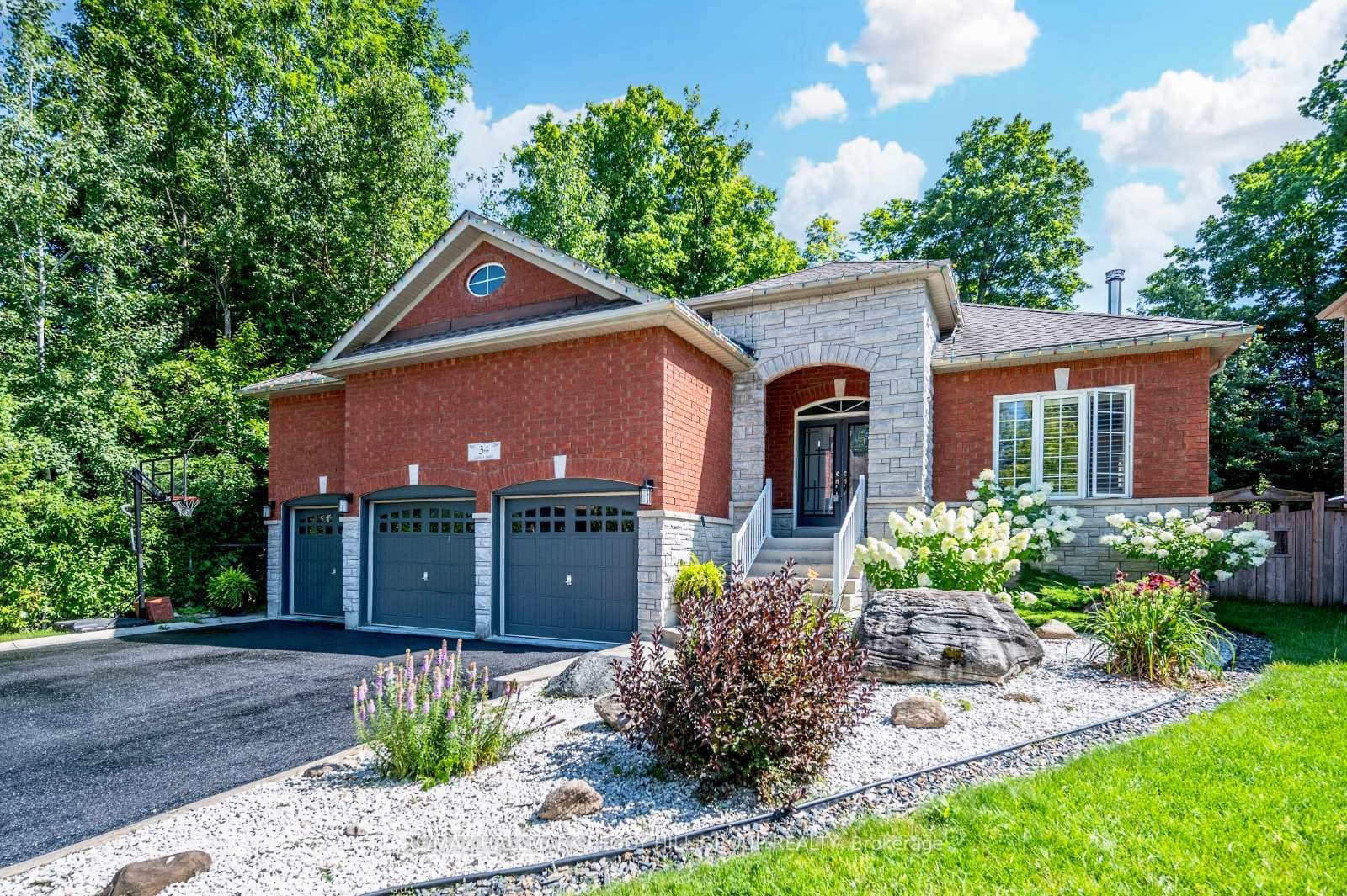 34 Camelot Square photo 1