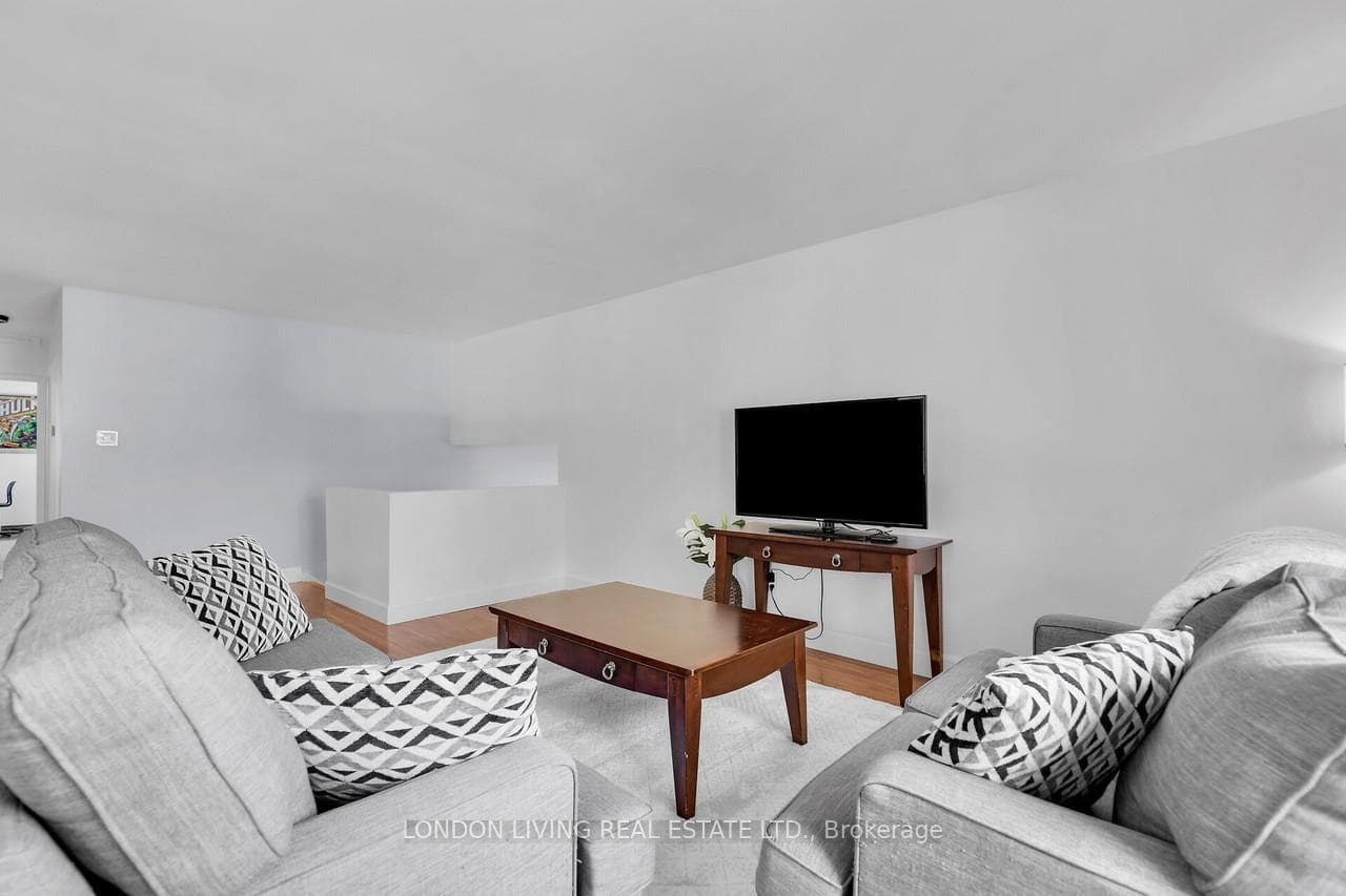 72 Lynngate Court photo 3