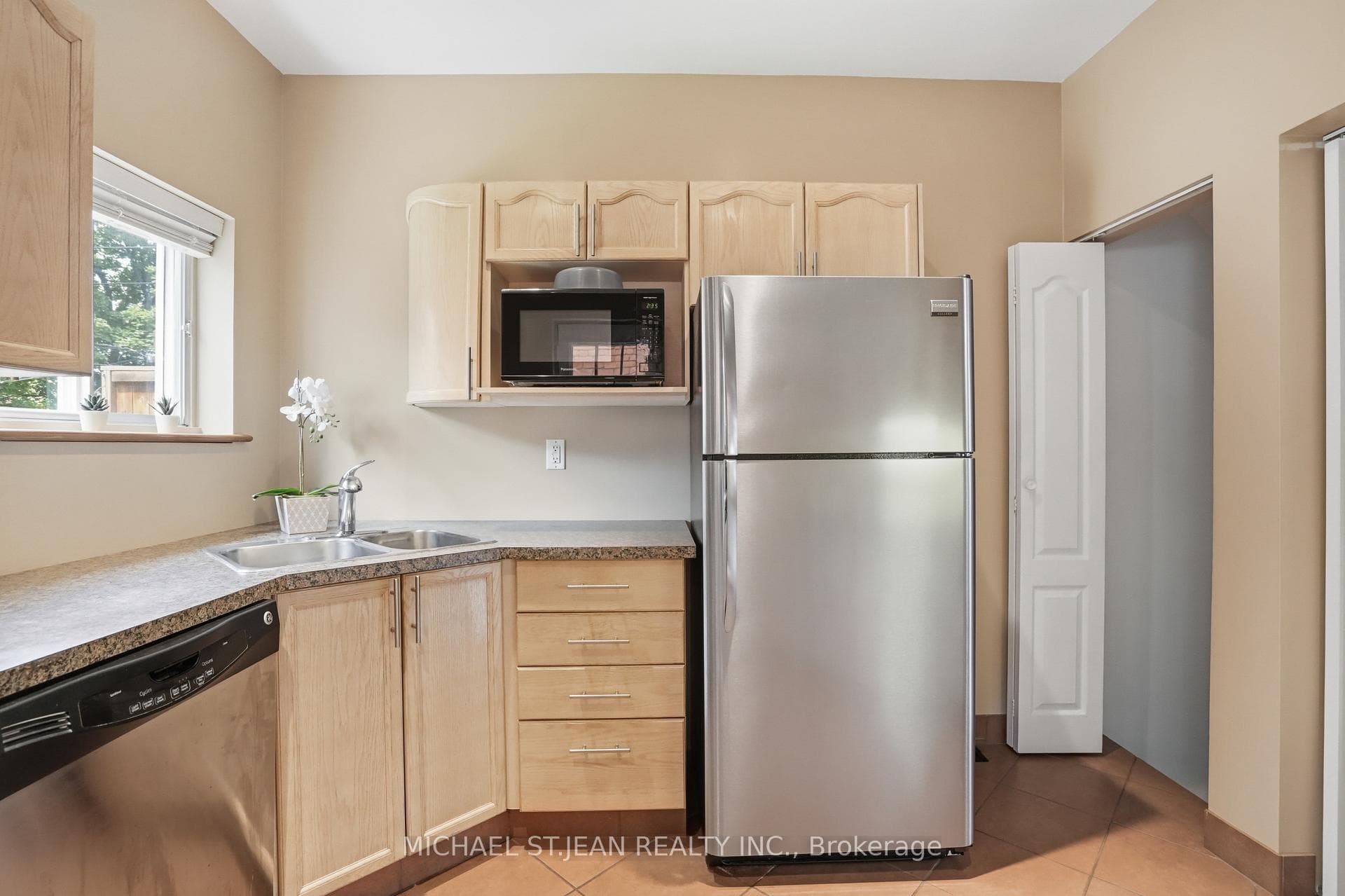 19 Huntley Street photo 17