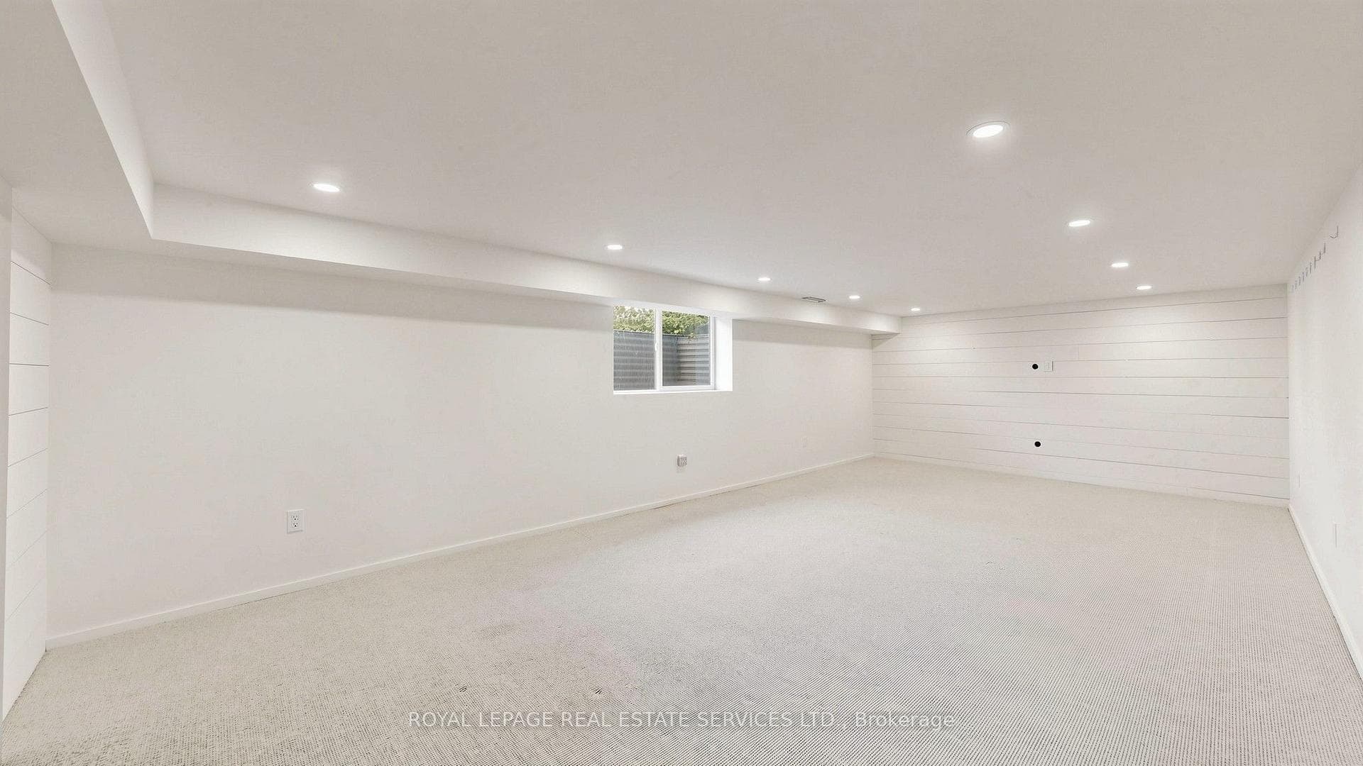 255 Oakwood Crescent photo 34