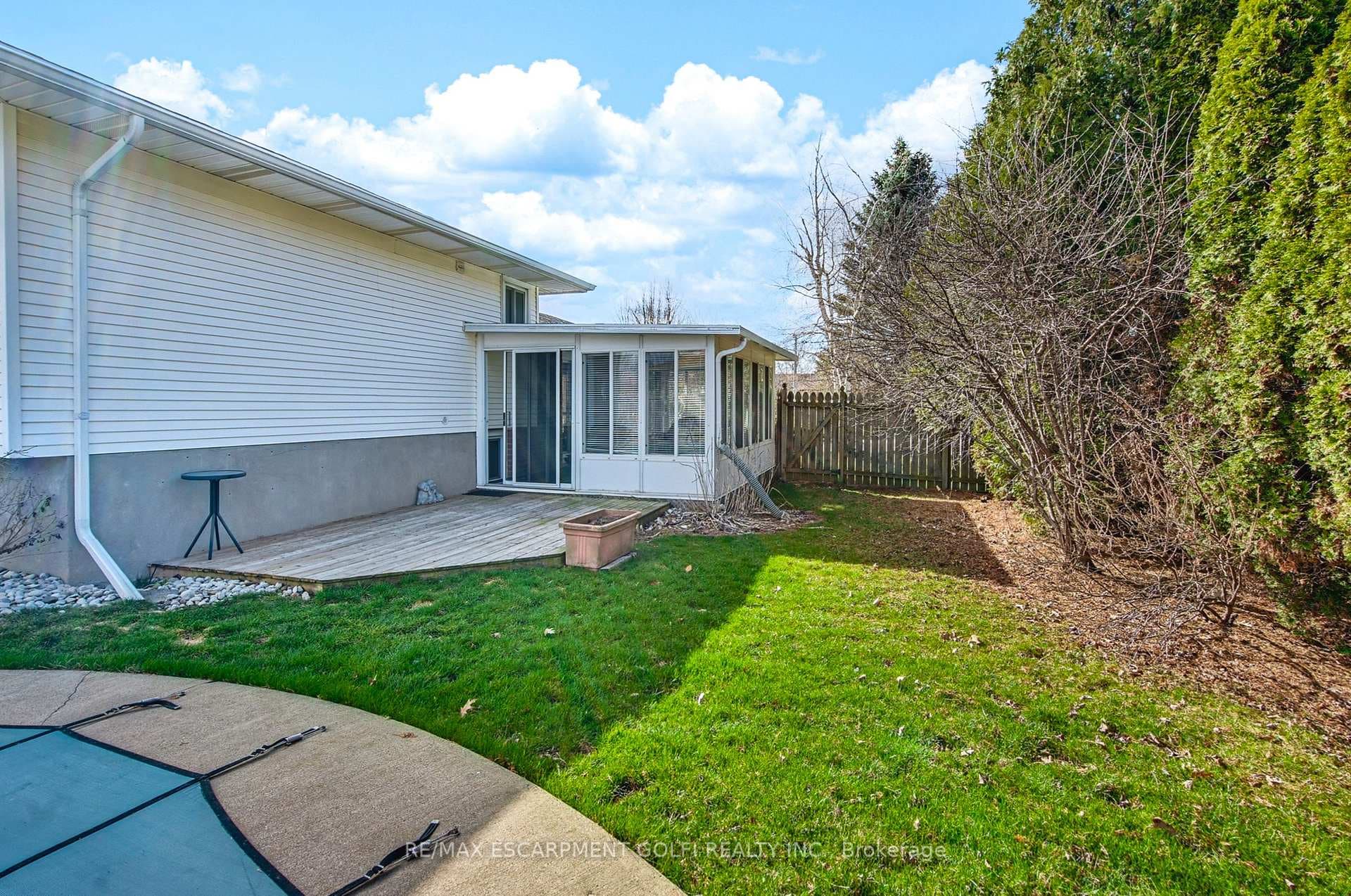 109 Larchwood Circle photo 34