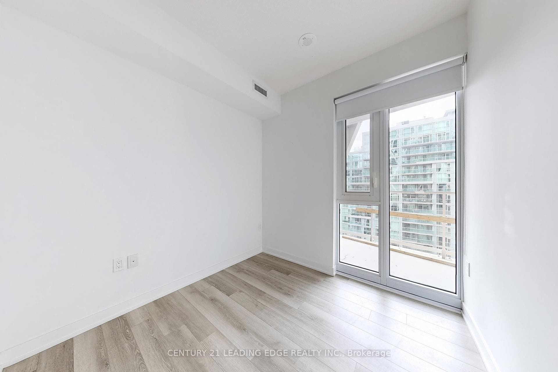 230 SIMCOE Street Unit 831 photo 25