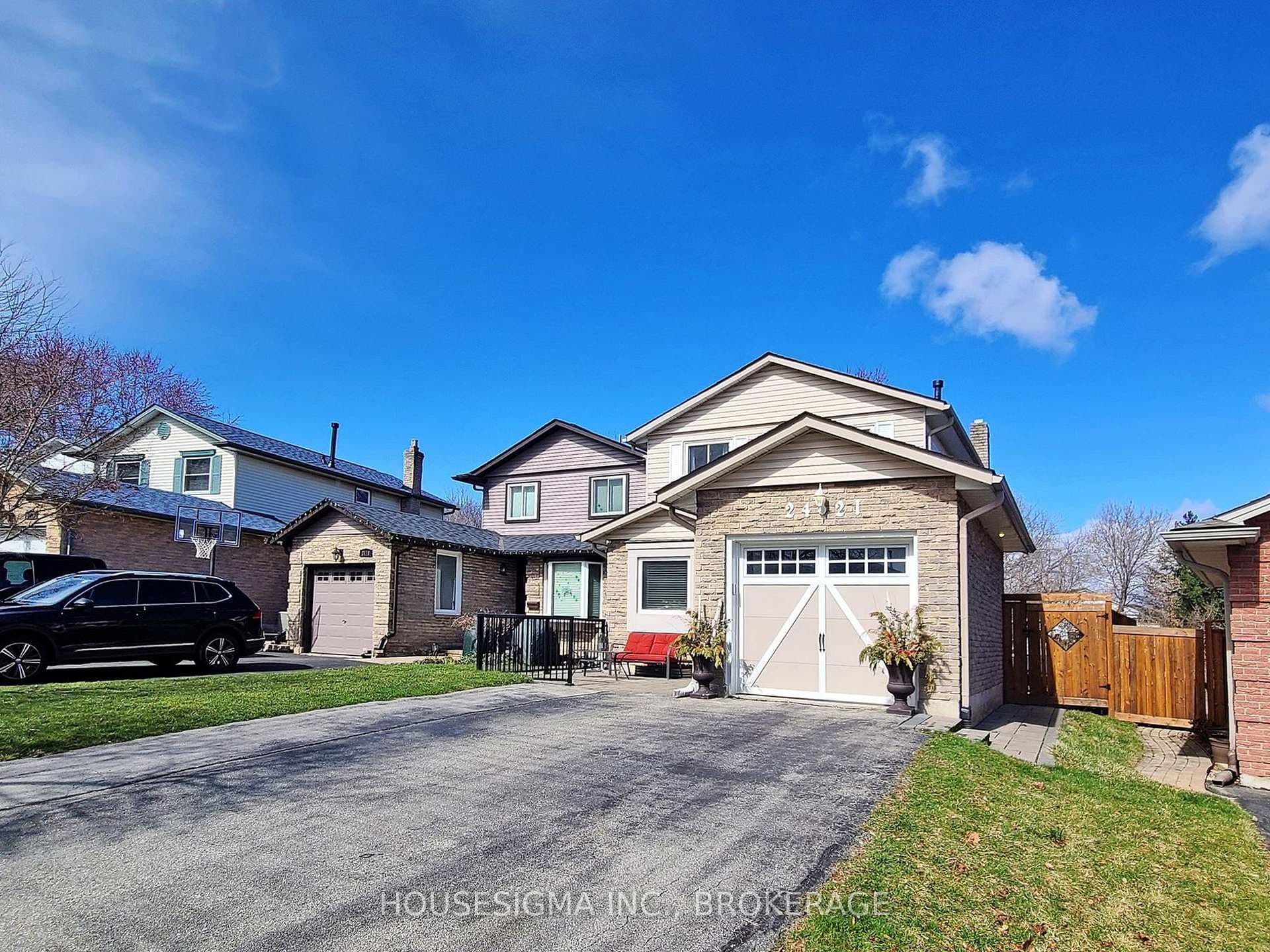 2421 MALCOLM Crescent photo 2