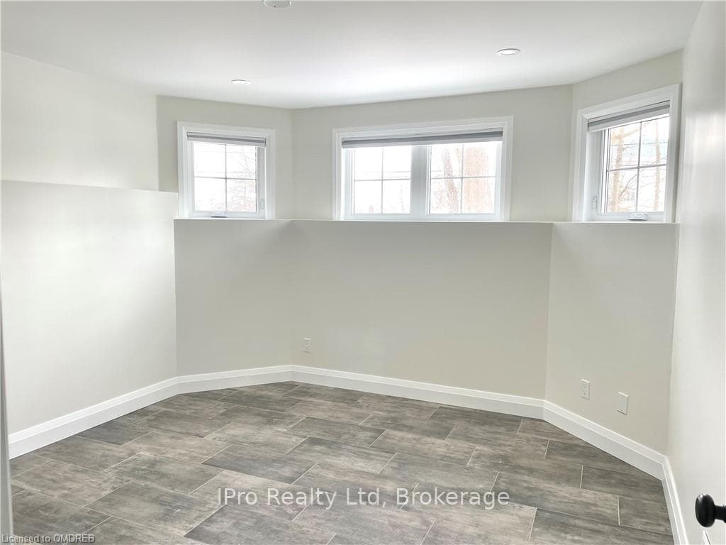 30 DAYFOOT Drive Unit Ground Floor photo 6