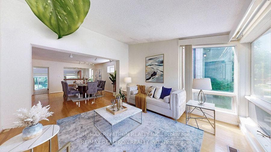 46 Hurlingham Crescent photo 8