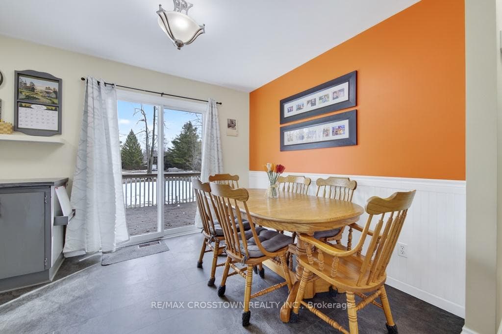 Eating area with walkout
