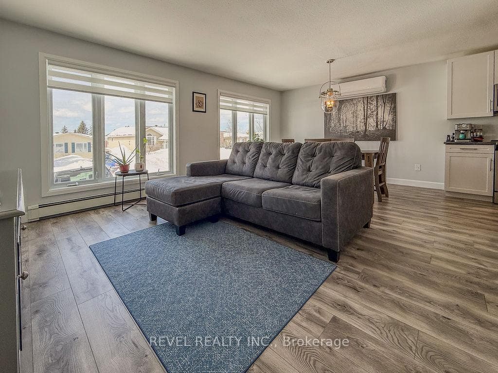 1301 Lozanne Crescent photo 3