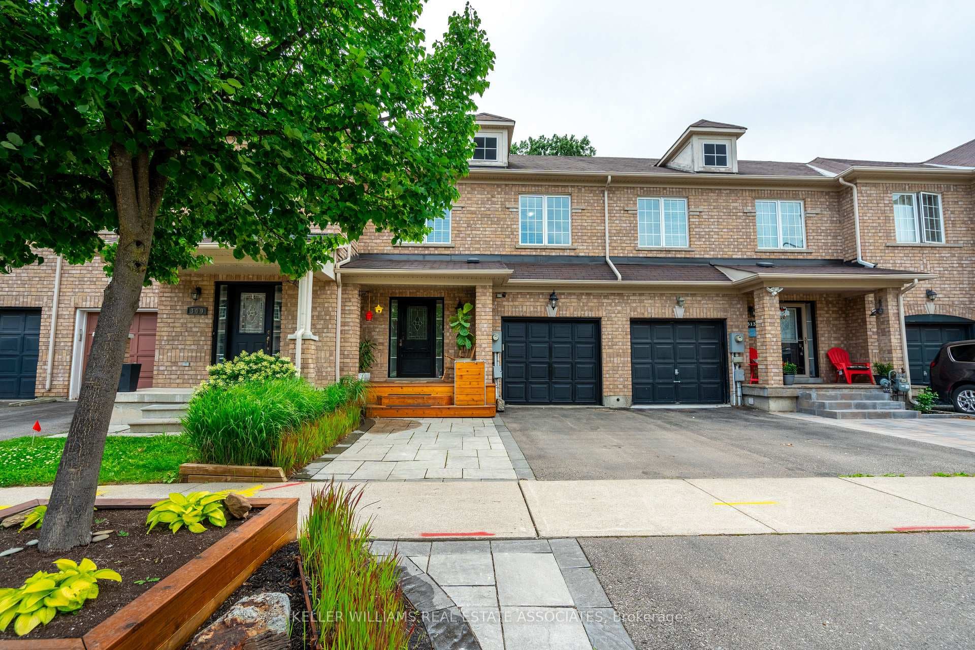 311 Bussel Crescent photo 1
