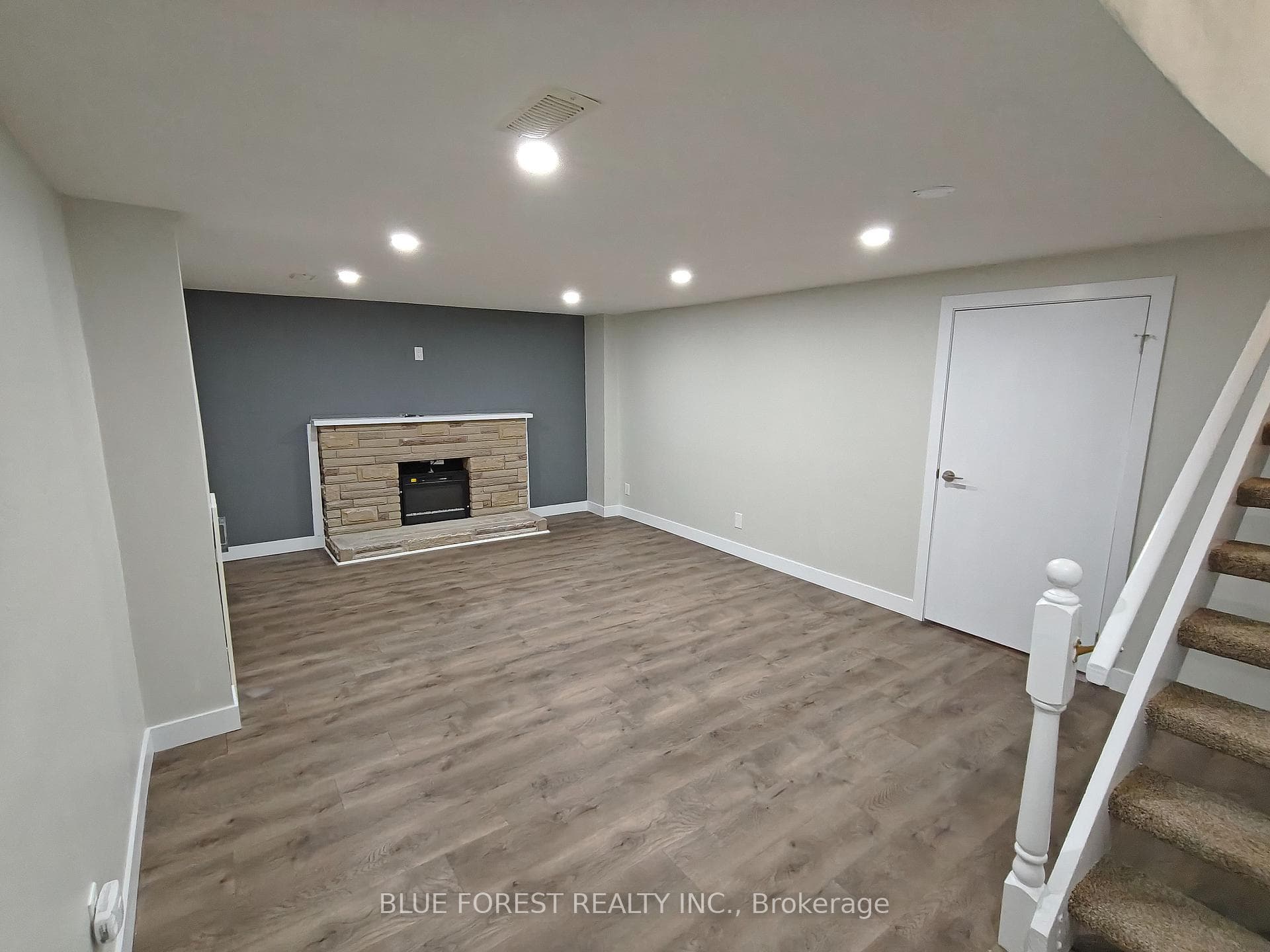 681 Galloway Crescent photo 26