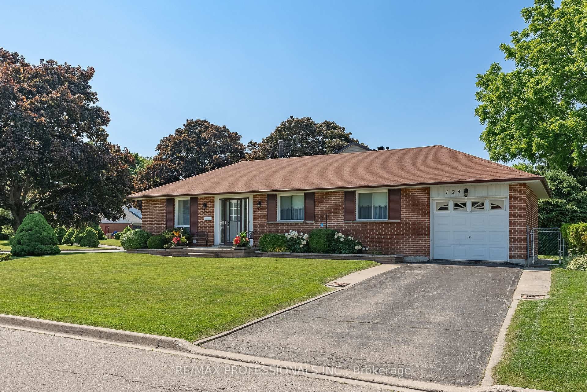 124 Panter Crescent photo 1