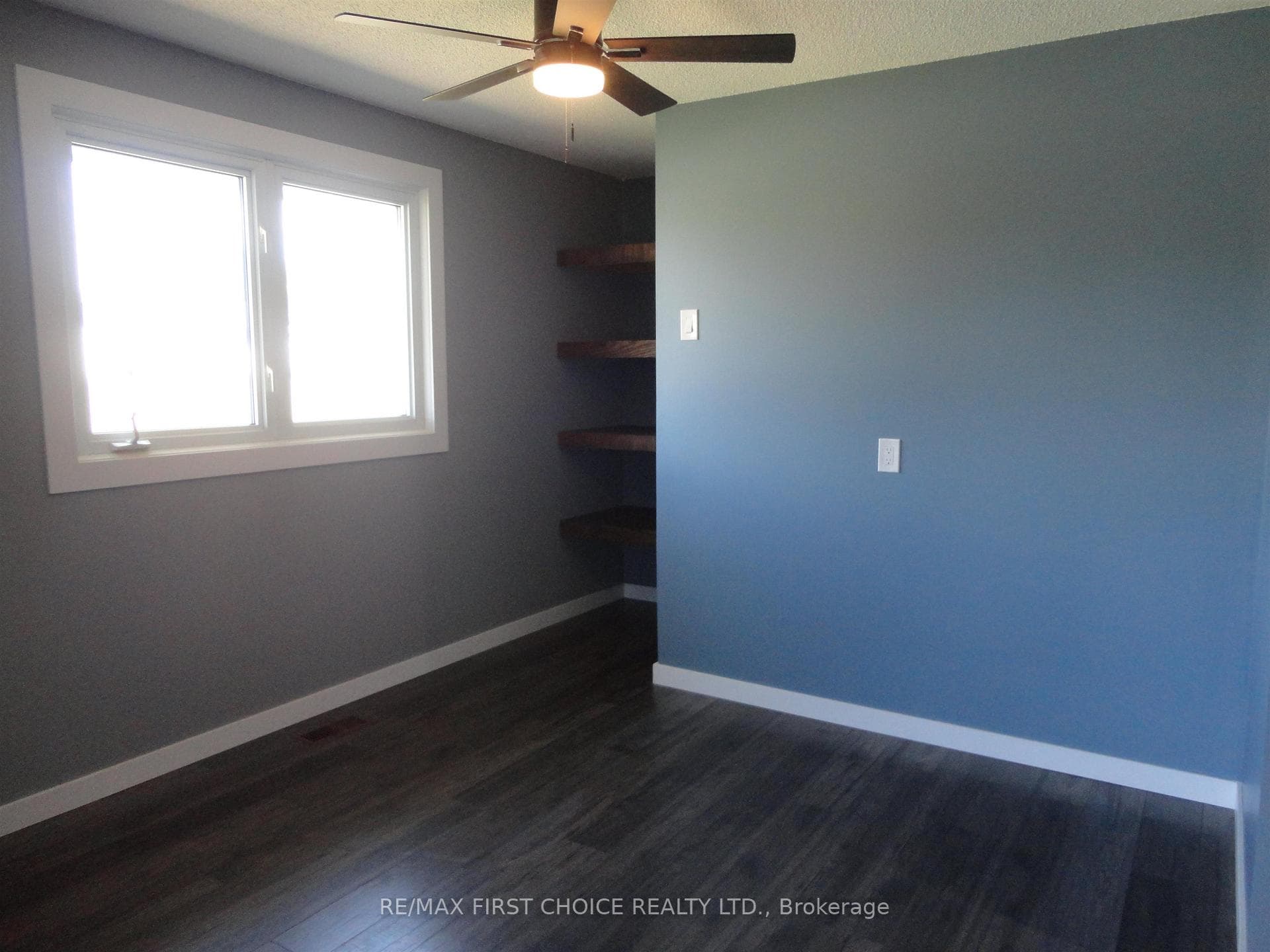553 Strand Avenue photo 9