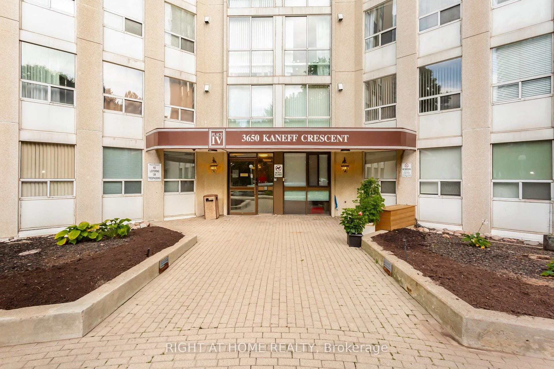 3650 Kaneff Crescent Unit PH6 photo 2