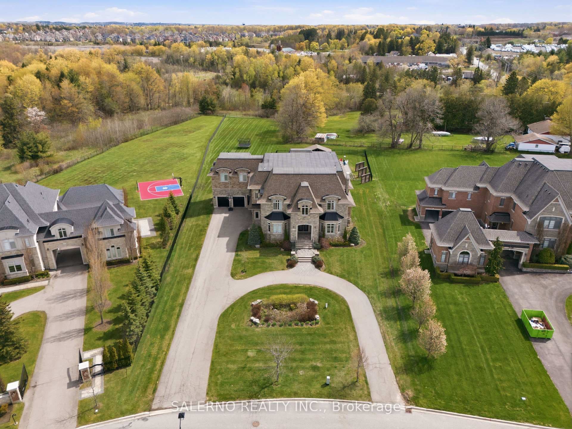 21 Stallions Court photo 1