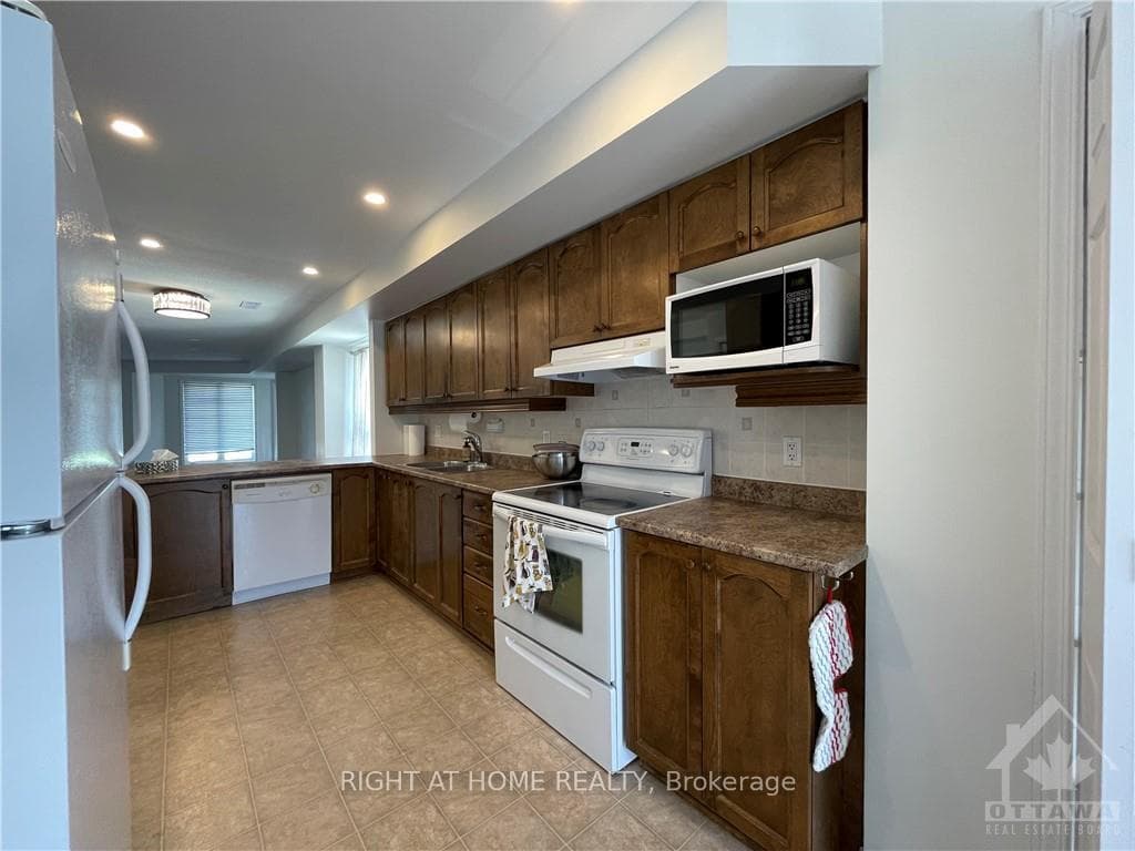 894 LONGFIELDS Drive photo 5