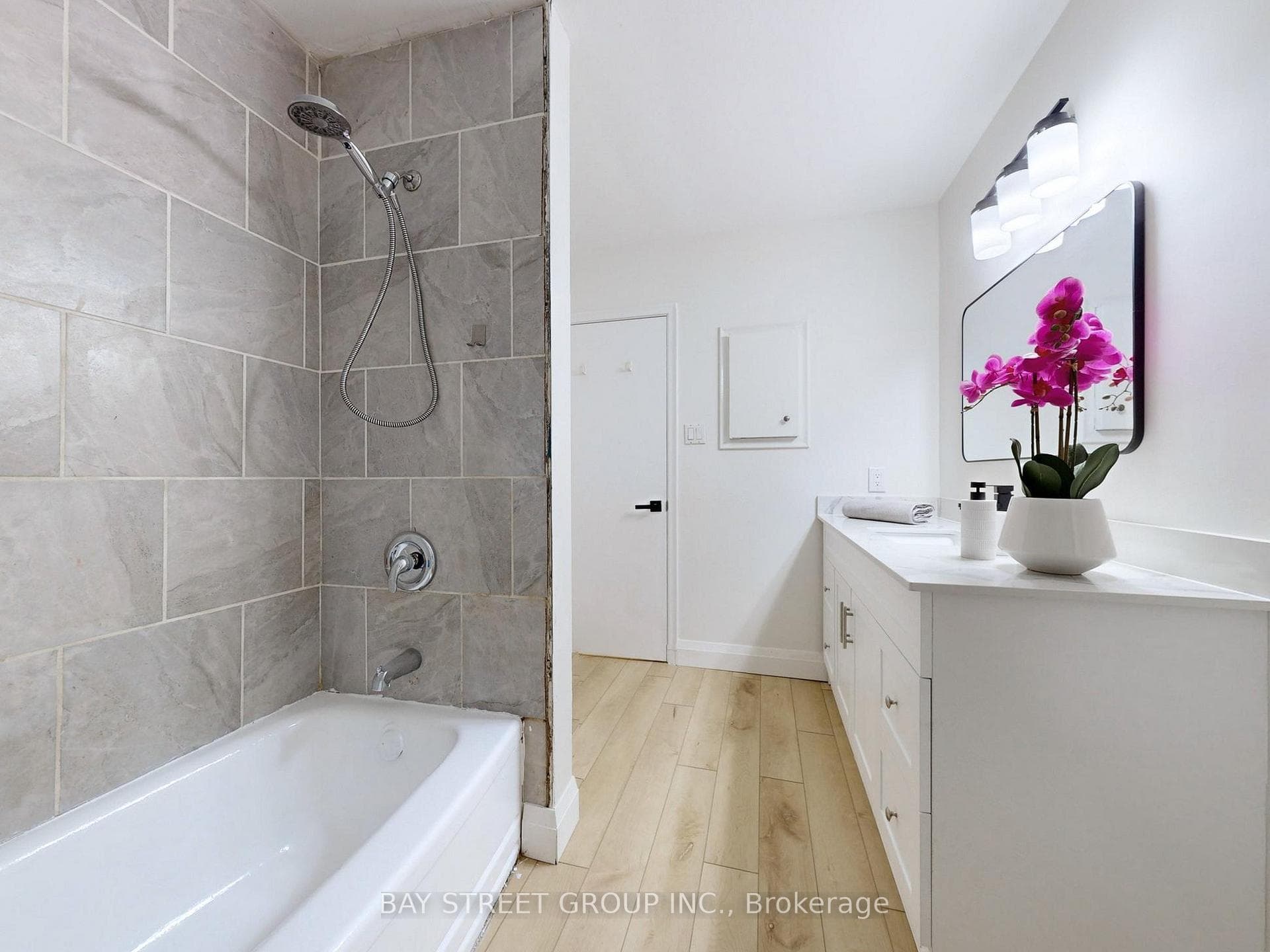 182 Thickson Road photo 17