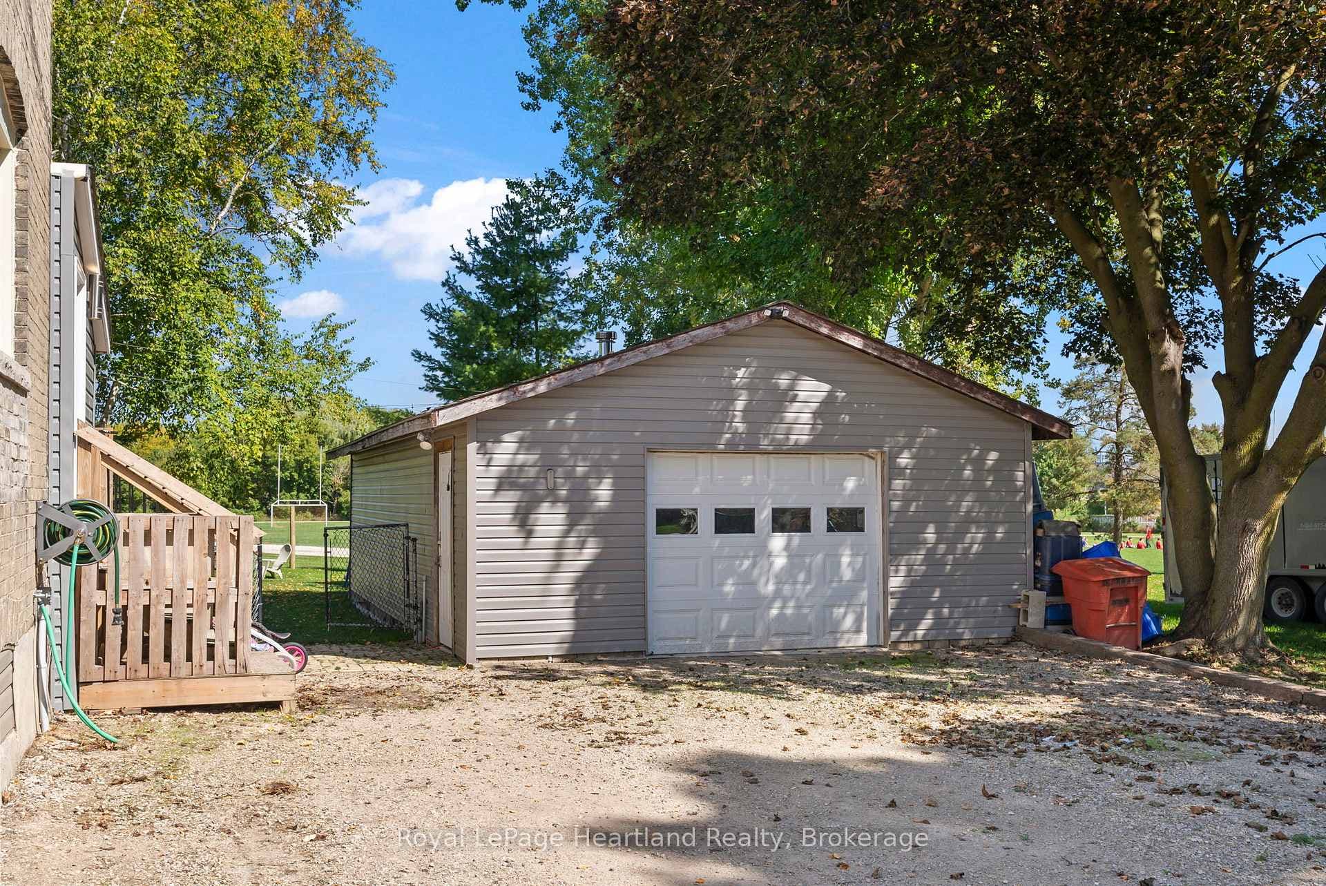 555 RAGLAN Street photo 6