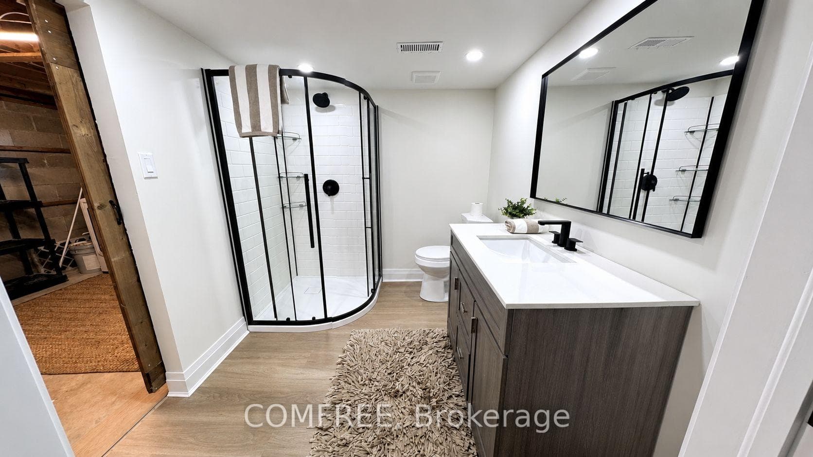 423 Richmond Street photo 15