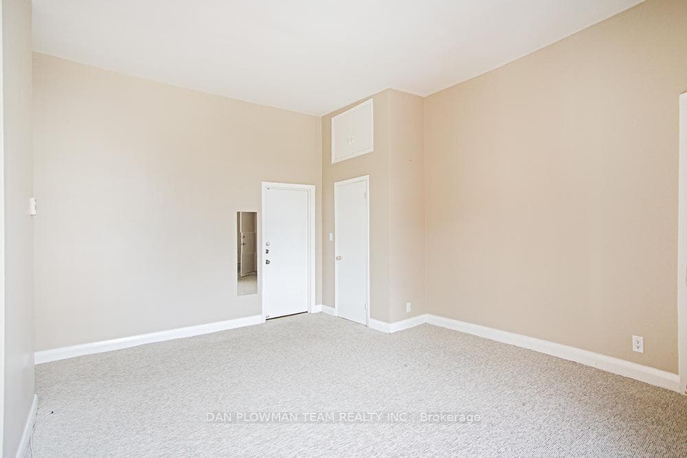 8-10 Simcoe Street photo 9