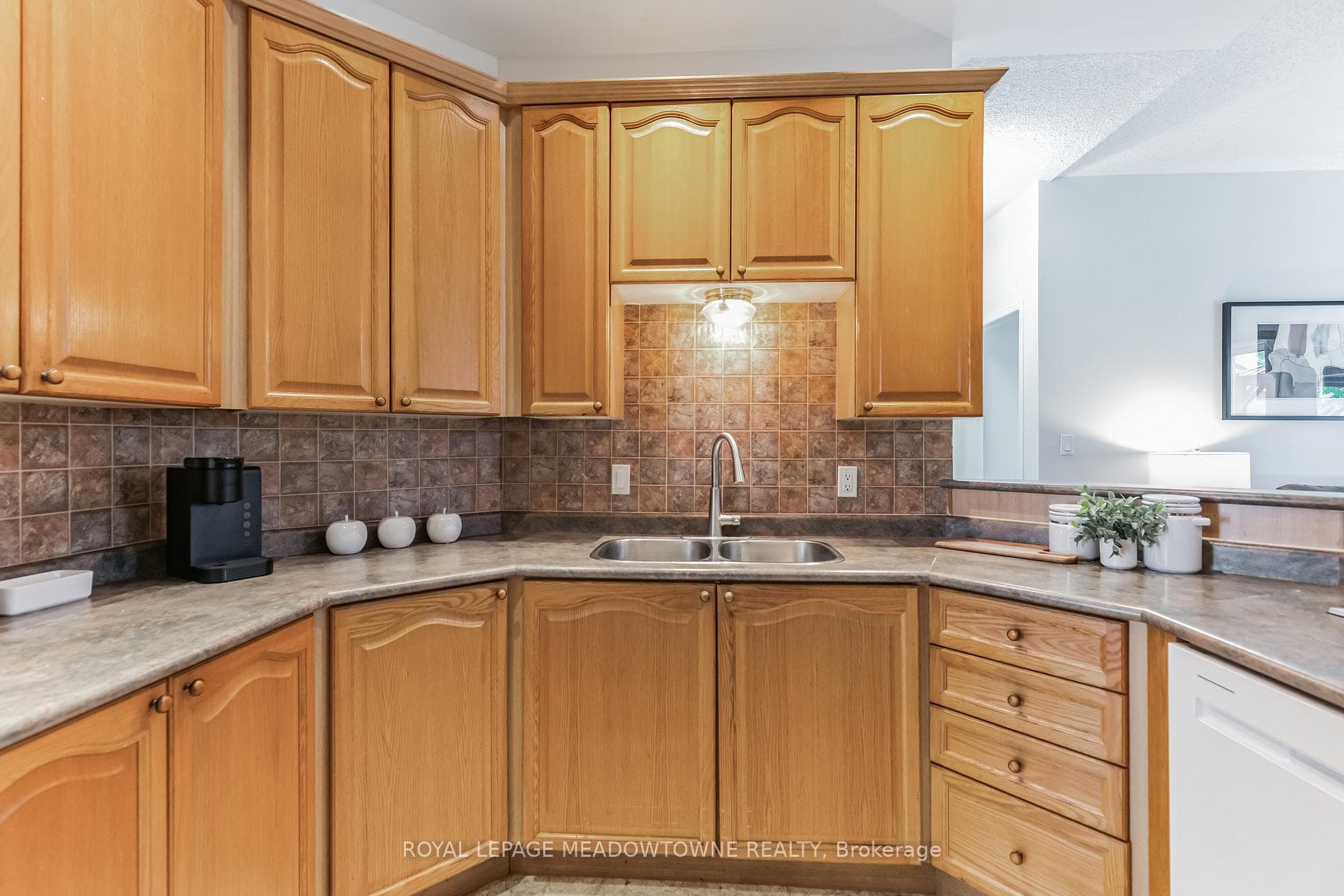 643 Faywood Crescent photo 21