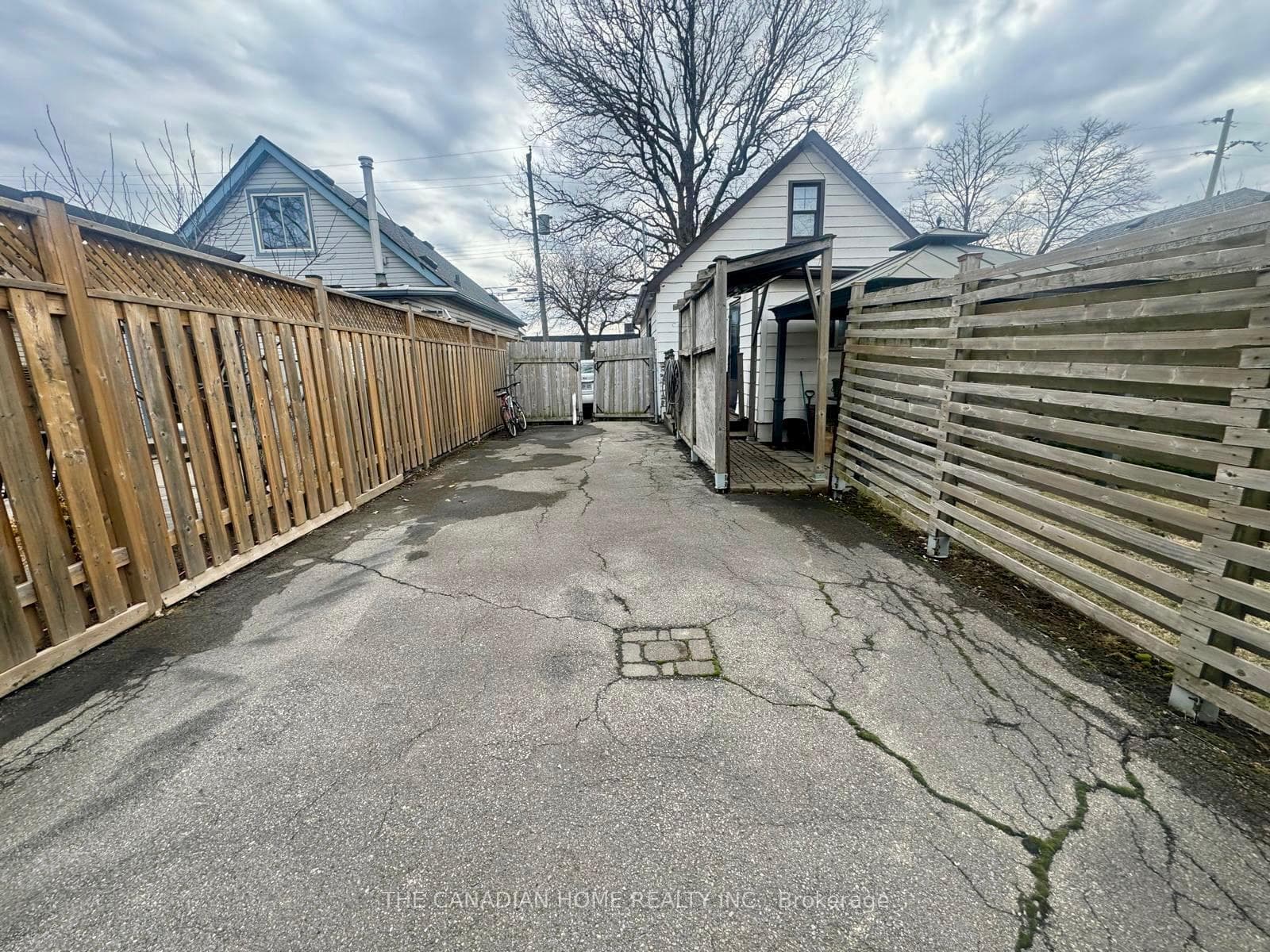 611 Rennie Street photo 3