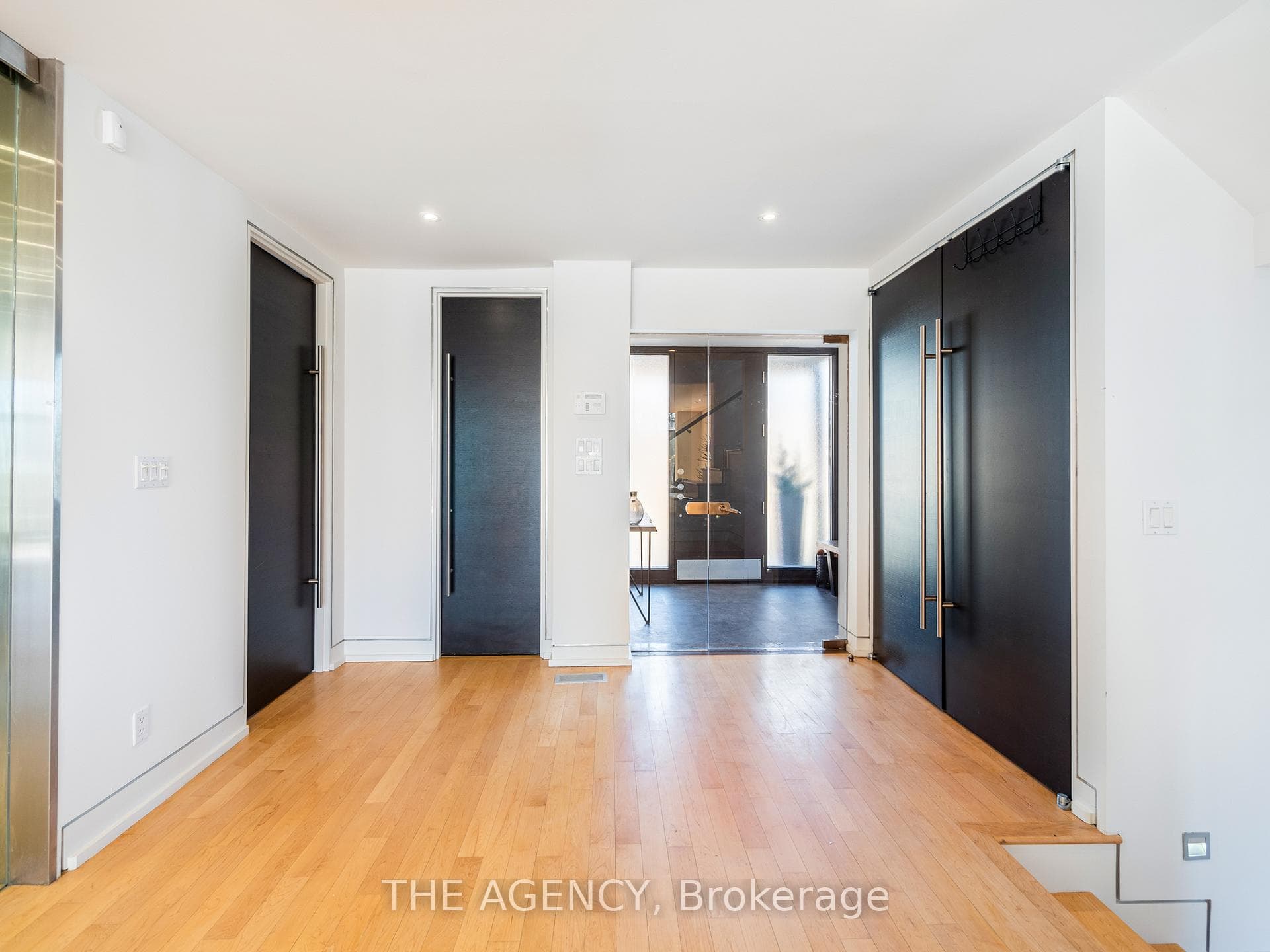 7 Douglas Crescent photo 3