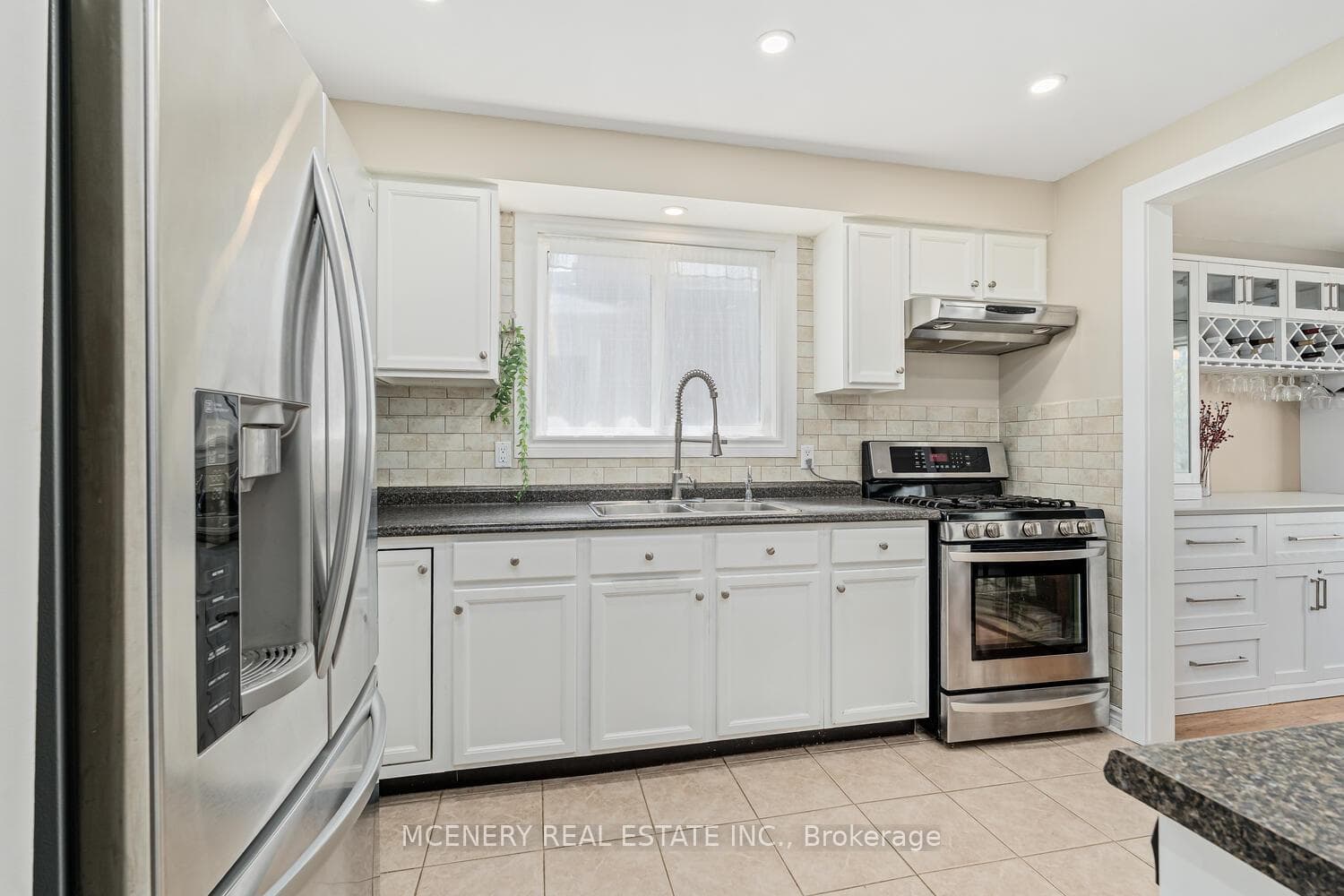 21 ERINDALE Drive photo 16